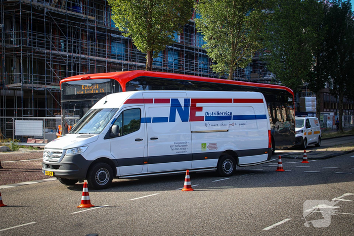 Schade na botsing tussen bus en bestelbus
