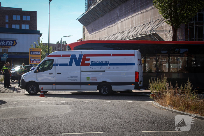 Schade na botsing tussen bus en bestelbus
