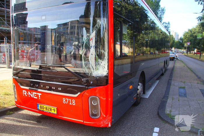 Schade na botsing tussen bus en bestelbus