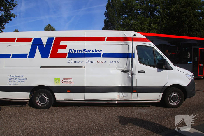 Schade na botsing tussen bus en bestelbus