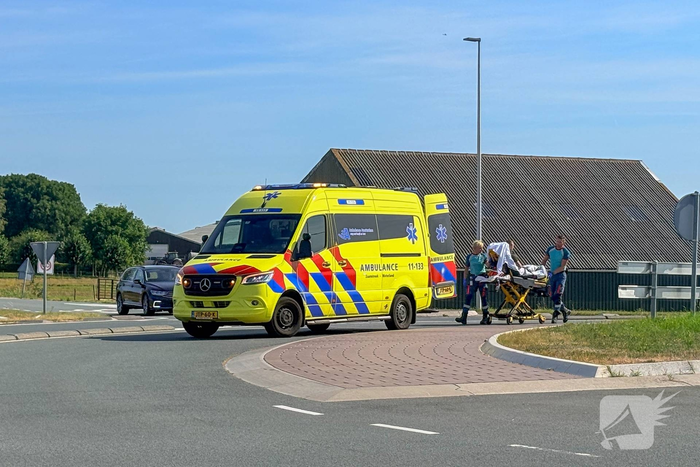Ongeval op rotonde leidt tot gewonde motorrijder