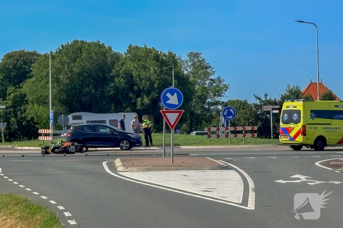 Ongeval op rotonde leidt tot gewonde motorrijder