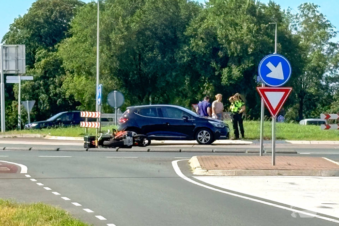 Ongeval op rotonde leidt tot gewonde motorrijder