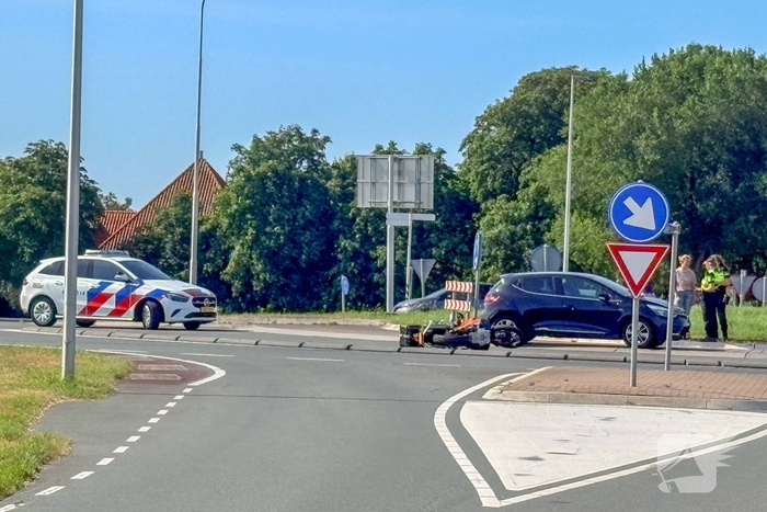 Ongeval op rotonde leidt tot gewonde motorrijder
