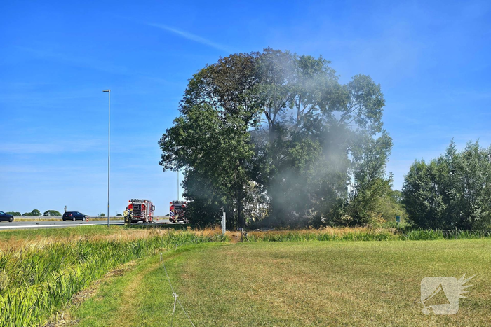 Brandweer blust brand na aanrijding