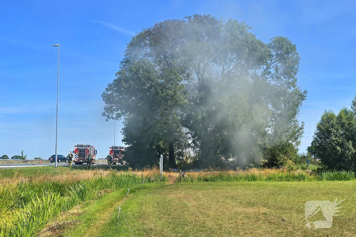 Brandweer blust brand na aanrijding
