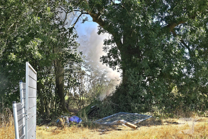 Brandweer blust brand na aanrijding