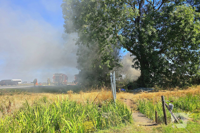 Brandweer blust brand na aanrijding