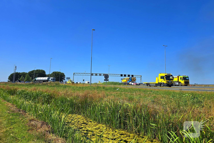 Brandweer blust brand na aanrijding
