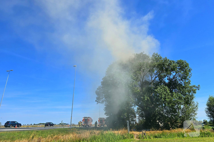 Brandweer blust brand na aanrijding