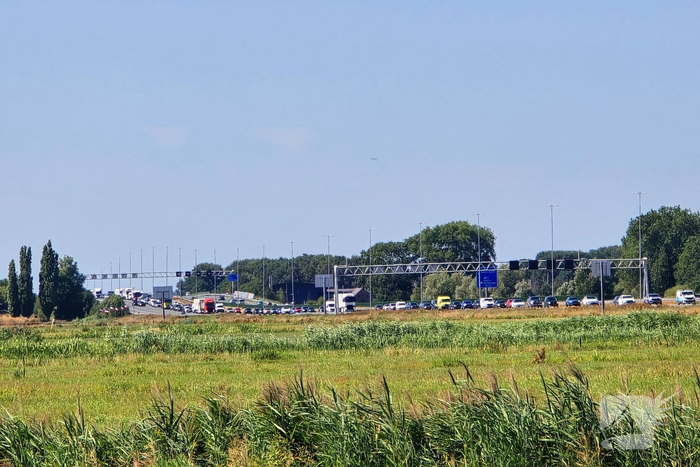 Brandweer blust brand na aanrijding