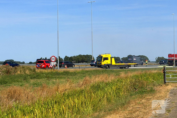 Brandweer blust brand na aanrijding