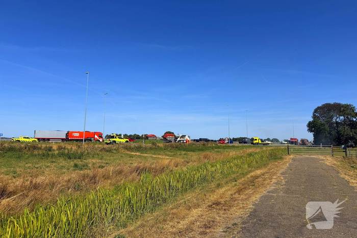 Brandweer blust brand na aanrijding
