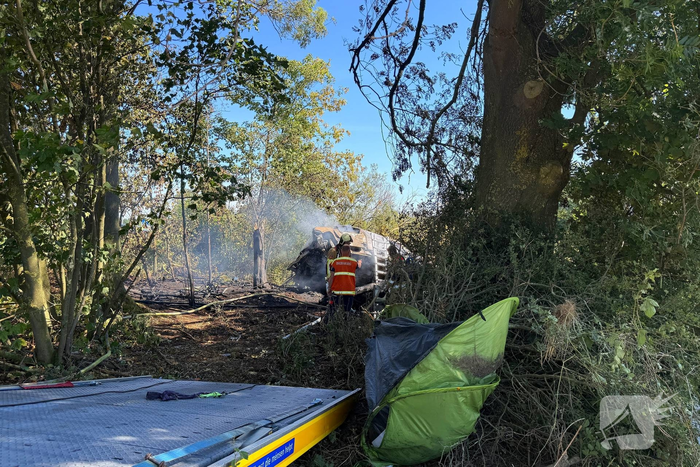 Brandweer blust brand na aanrijding