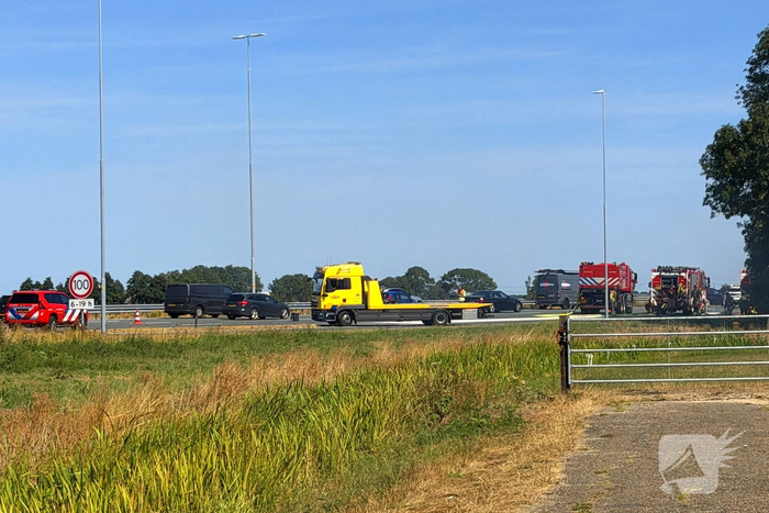Brandweer blust brand na aanrijding