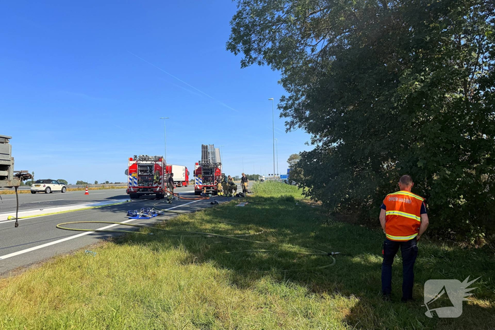 Brandweer blust brand na aanrijding