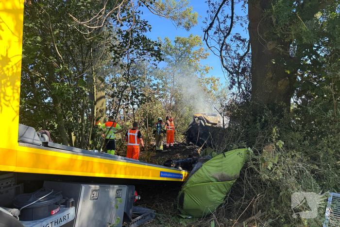 Brandweer blust brand na aanrijding