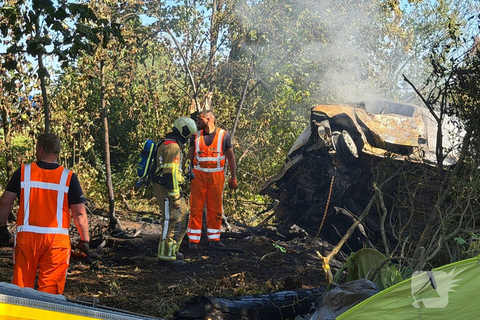 Brandweer blust brand na aanrijding