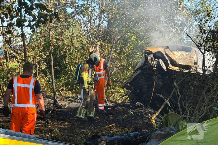 Brandweer blust brand na aanrijding