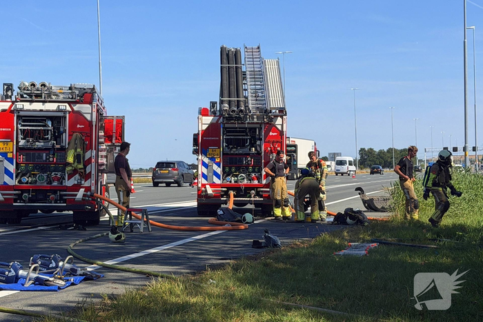 Brandweer blust brand na aanrijding