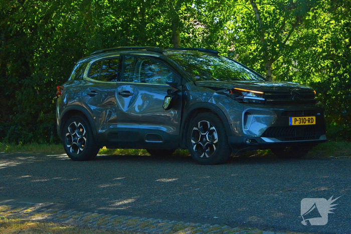 Botsing tussen brommer en auto zorgt voor wegafsluiting