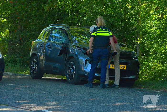Botsing tussen brommer en auto zorgt voor wegafsluiting