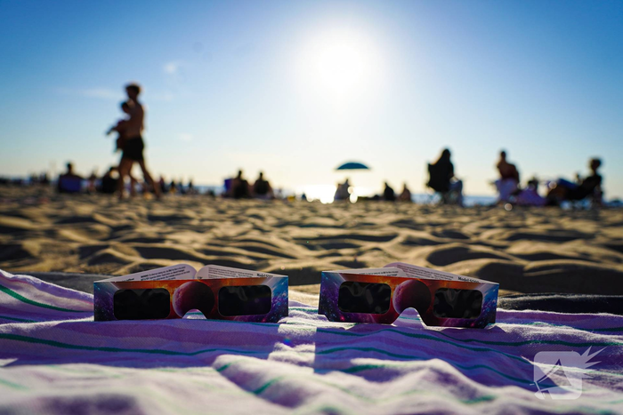 Gigantische drukte op strand door zonsverduistering