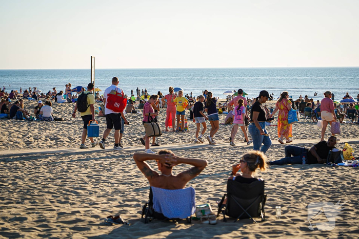 Gigantische drukte op strand door zonsverduistering