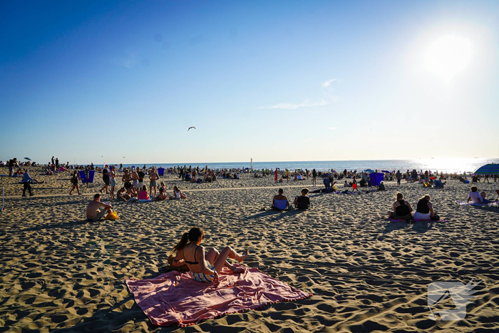 Gigantische drukte op strand door zonsverduistering