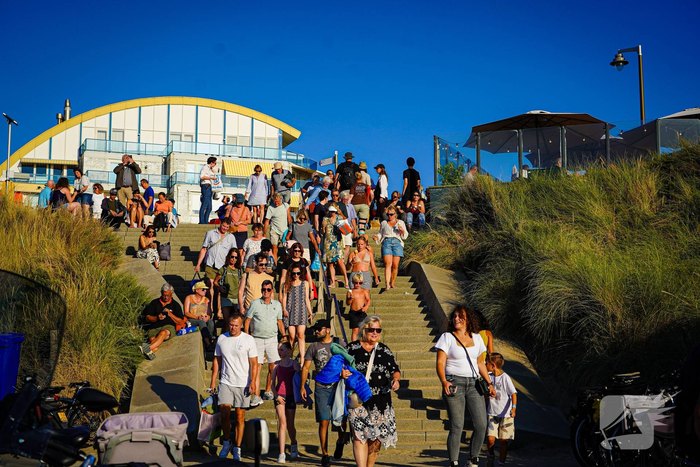 Gigantische drukte op strand door zonsverduistering
