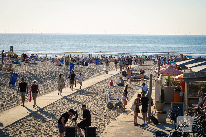 Gigantische drukte op strand door zonsverduistering