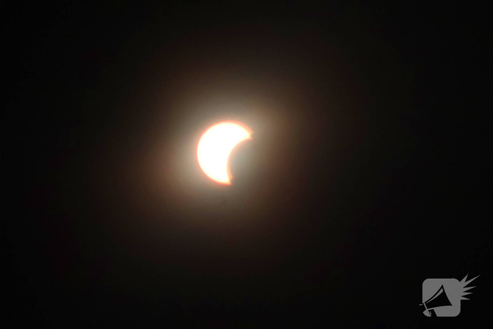 Gigantische drukte op strand door zonsverduistering