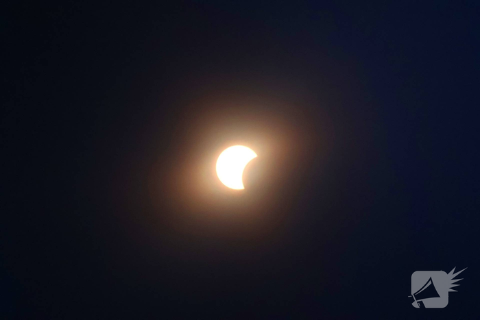 Gigantische drukte op strand door zonsverduistering