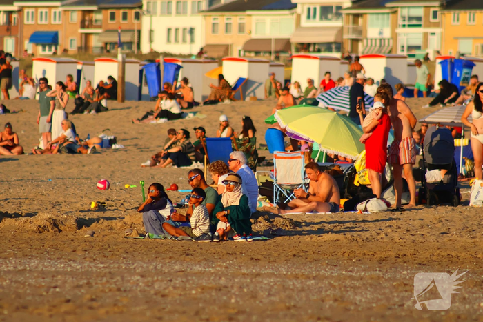 Gigantische drukte op strand door zonsverduistering