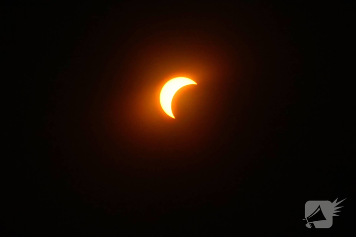 Gigantische drukte op strand door zonsverduistering
