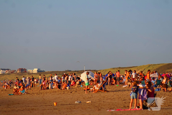 Gigantische drukte op strand door zonsverduistering