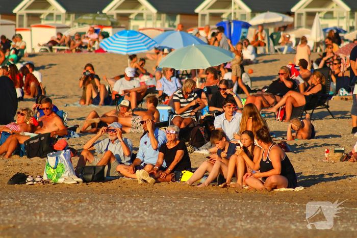 Gigantische drukte op strand door zonsverduistering