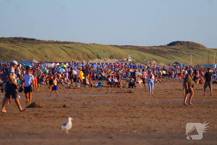 Gigantische drukte op strand door zonsverduistering