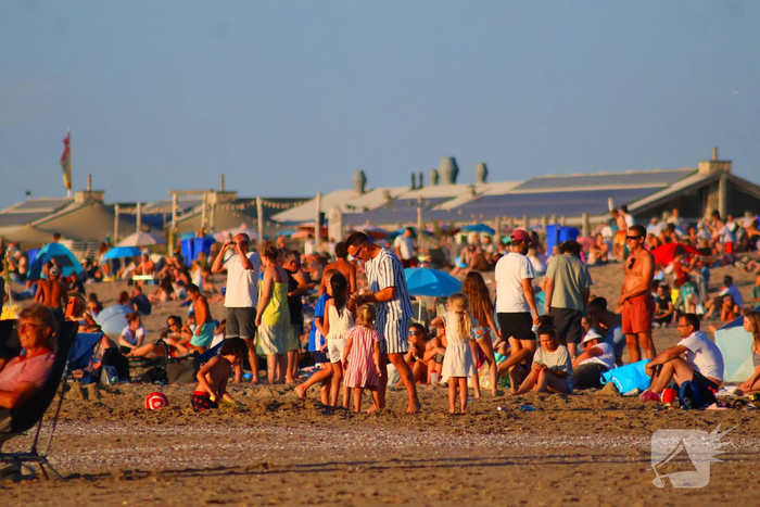 Gigantische drukte op strand door zonsverduistering