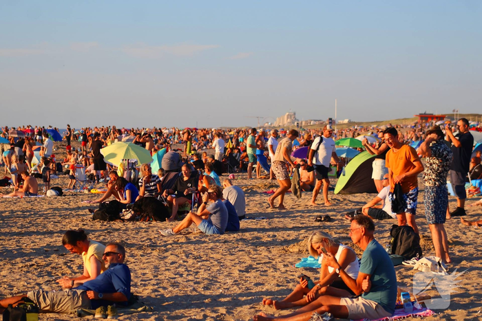 Gigantische drukte op strand door zonsverduistering