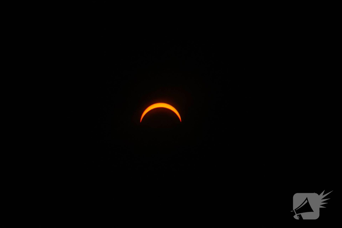Gigantische drukte op strand door zonsverduistering