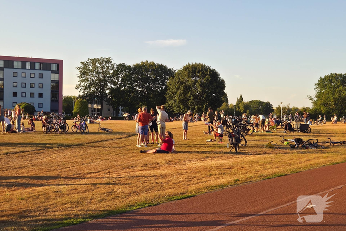 Tientallen mensen kijken naar unieke en zeldzame zonsverduistering