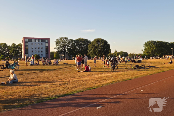 Tientallen mensen kijken naar unieke en zeldzame zonsverduistering