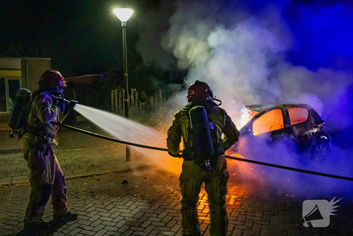 Enorme knal leidt tot autobrand