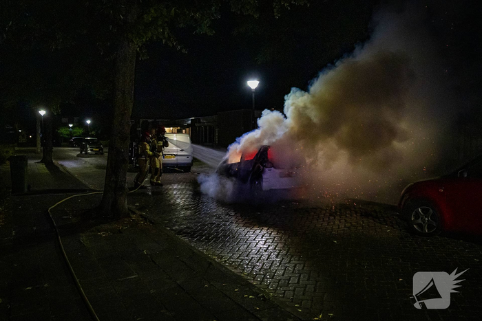 Enorme knal leidt tot autobrand