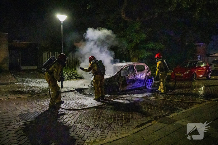 Enorme knal leidt tot autobrand