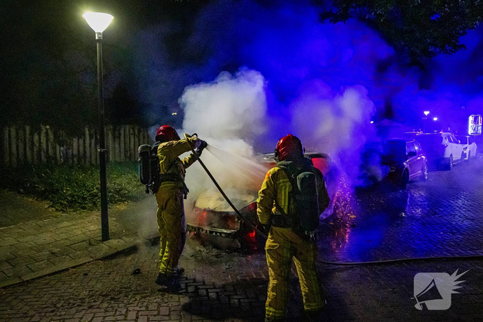 Enorme knal leidt tot autobrand