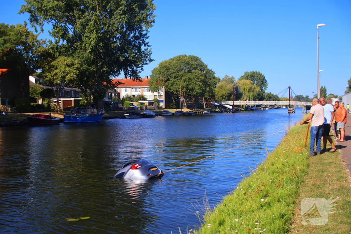 Voertuig rolt te water na vergeten handrem