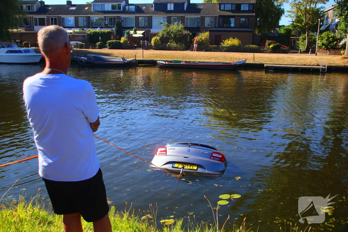 Voertuig rolt te water na vergeten handrem