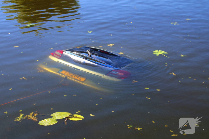 Voertuig rolt te water na vergeten handrem